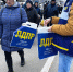 Молодежка ЛДПР раздала пакеты на сельскохозяйственной ярмарке в Заволжье - ЛДПР